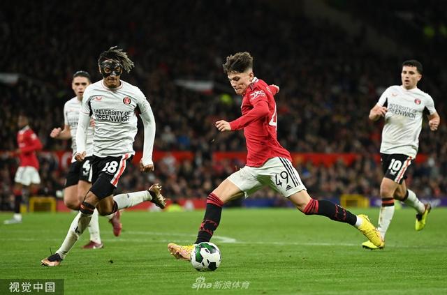 她通过利用 她通过利用